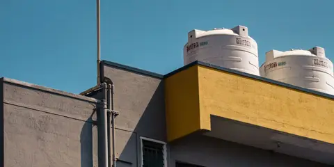 Caixas d’água no alto de um prédio