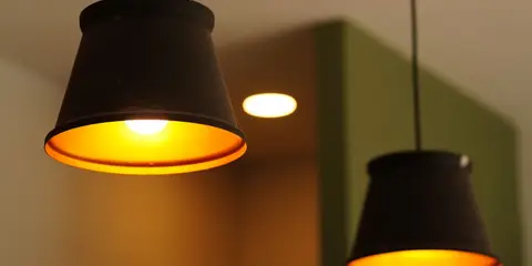 Duas luminárias pendentes acesas