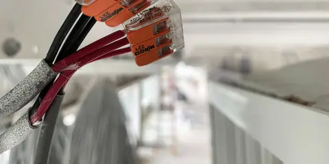 Fios emendados com conectores