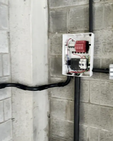 Quadro de luz novo, com disjuntores e protetor contra surto, preso na parede de bloco